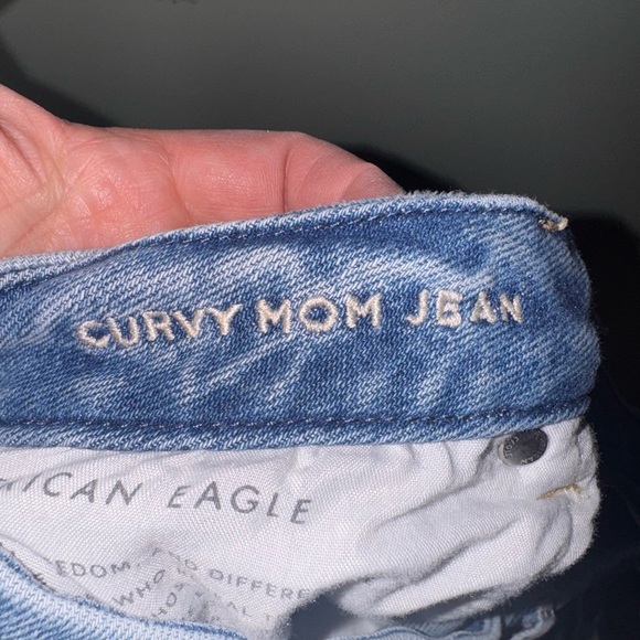 American‎ Eagle Women’s Curvy Mom Jean Size 14 Short Distressed 25” inseam - Picture 7 of 7